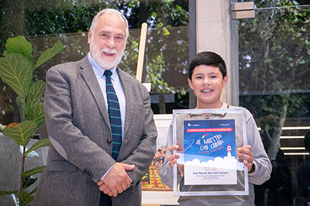 Jurado, junto a grupo de alumnos ganadores del concurso